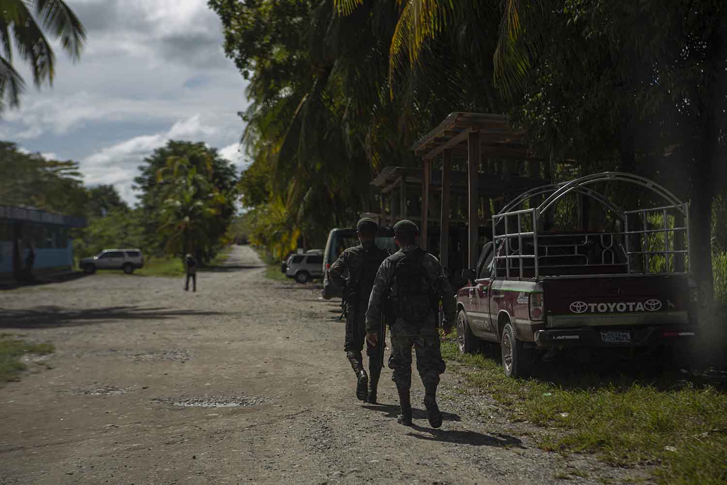​​Soldados del ejército caminan frente a las instalaciones del Caimi, dentro del destacamento militar de Ixcán. Oliver de Ros.