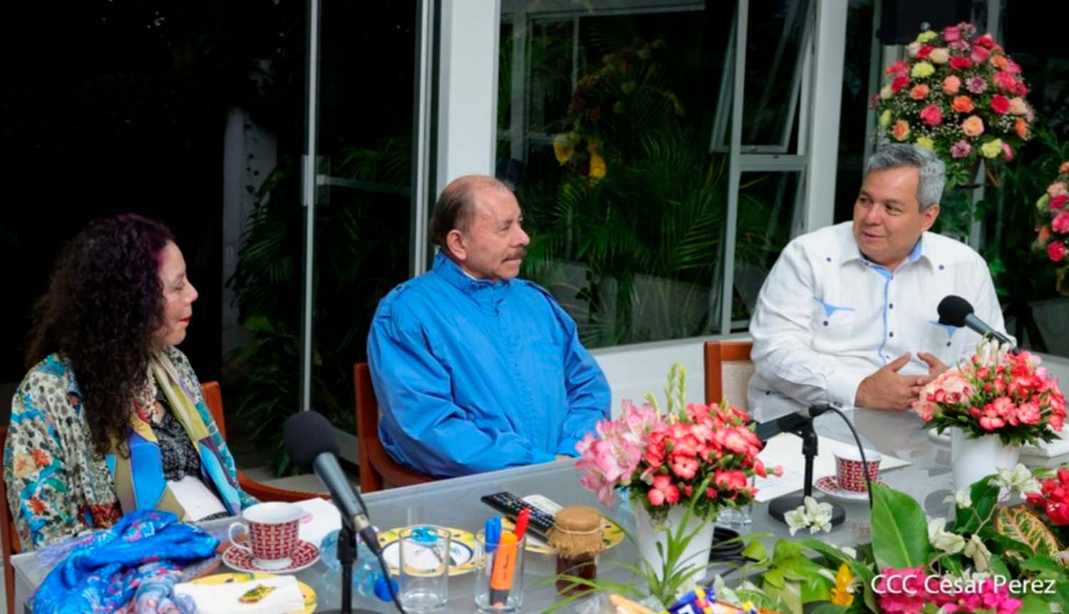 Daniel Ortega y Rosario Murillo sostienen una reunión con el presidente del BCIE, Dante Mossi, durante una visita a Managua ocurrida en marzo de 2022. Foto tomada de Presidencia de Nicaragua