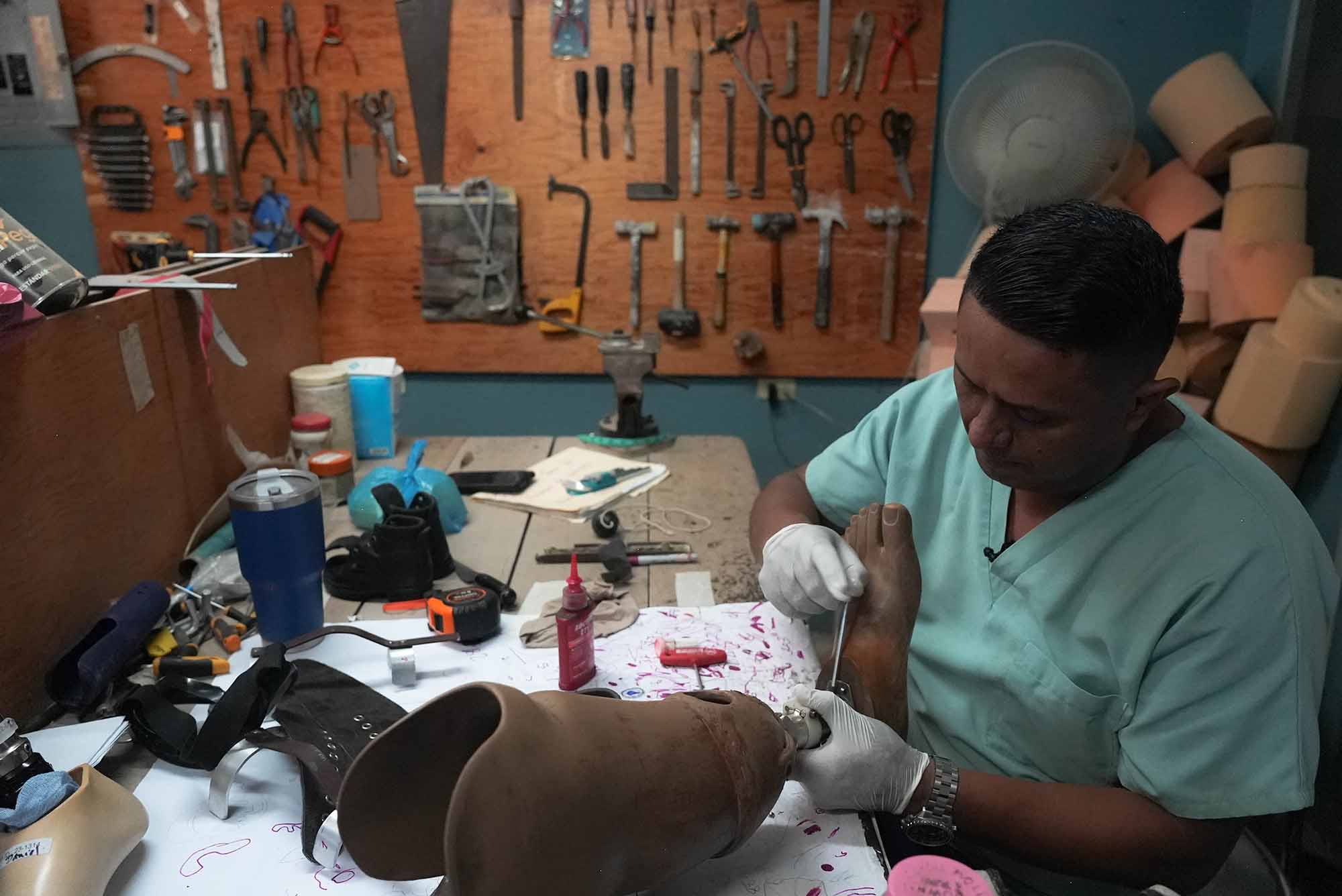 Walter repara una prótesis en la Fundación Nueva Vida, en Choluteca, Honduras.