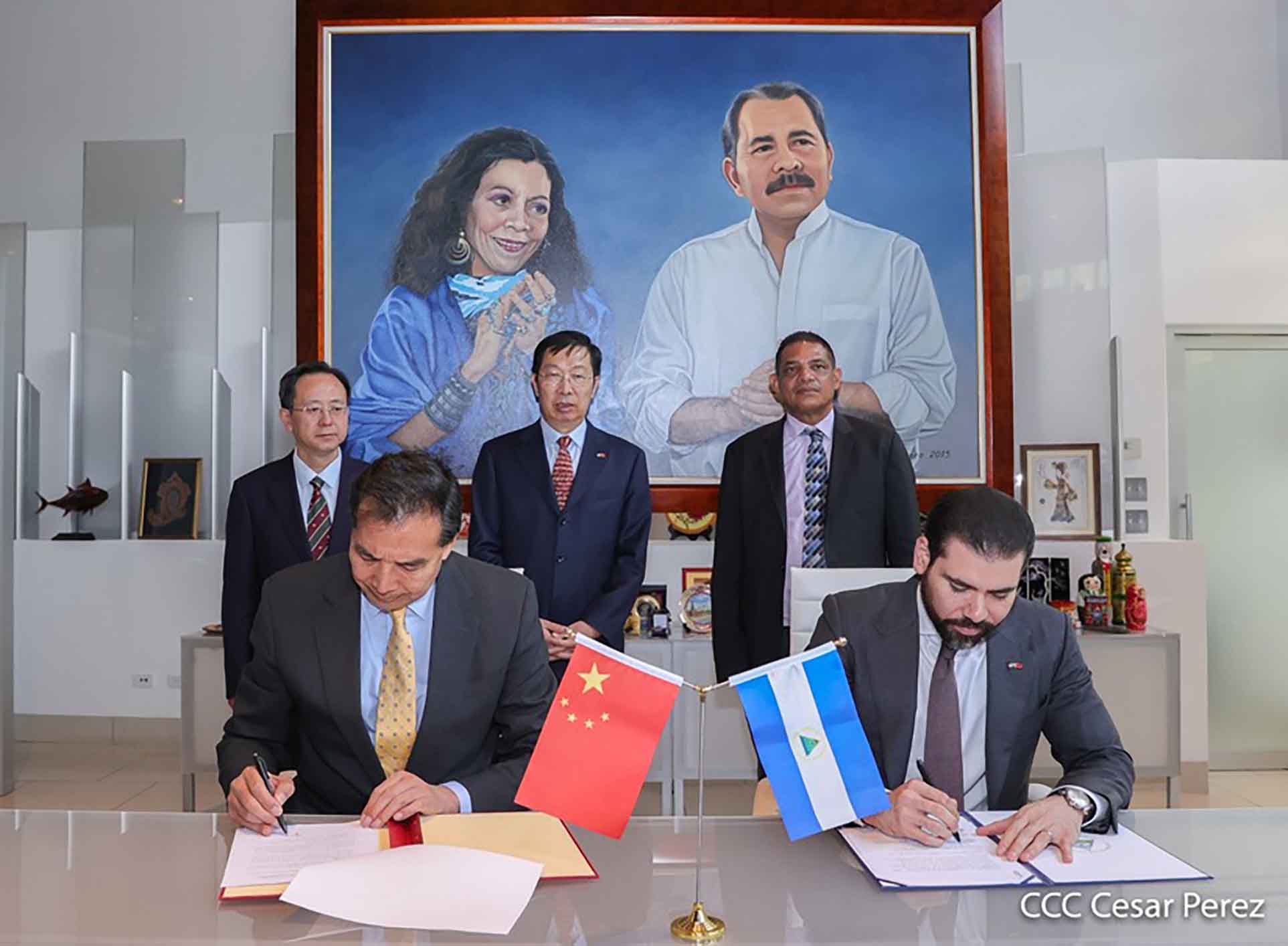 Laureano Ortega Murillo (derecha foto) firmando acuerdos en nombre de Nicaragua con la Agencia China de Cooperación Internacional para el Desarrollo (CIDCA). Foto tomada de Presidencia | El 19 Digital.