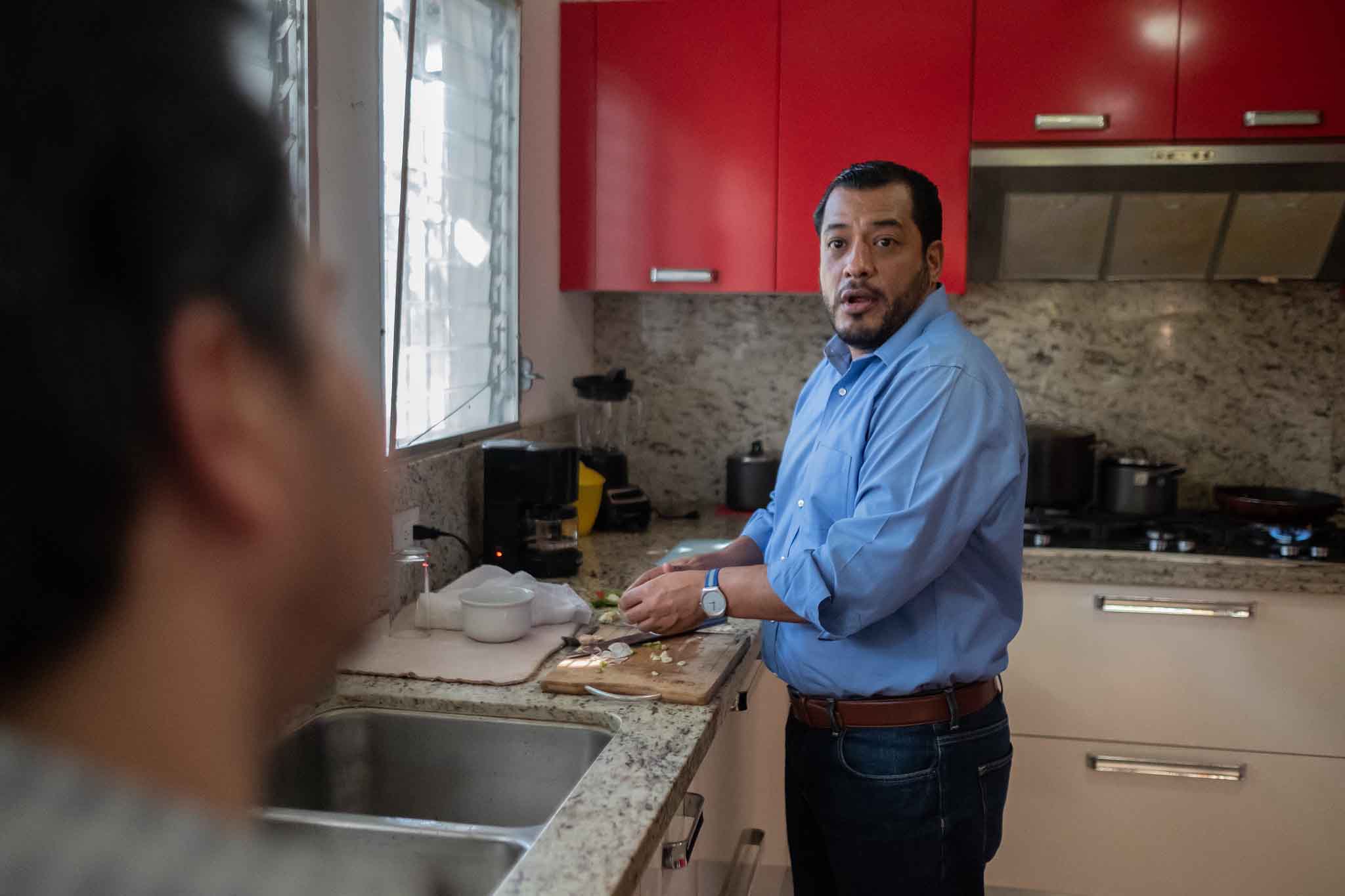 Félix Maradiaga en 2021, antes de ser arrestado por el régimen, en su casa de habitación en una entrevista con Divergentes. Foto de Carlos Herrera | Divergentes.