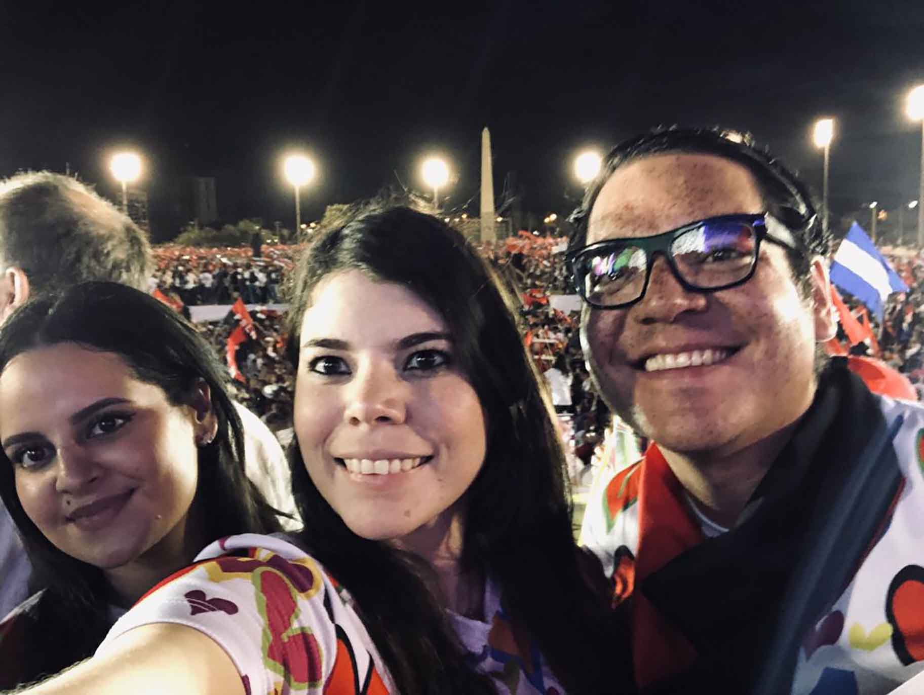 Maurice Ortega Murillo junto a sus hermanas Luciana (izquierda) y Camila (centro). Foto tomada de redes sociales.