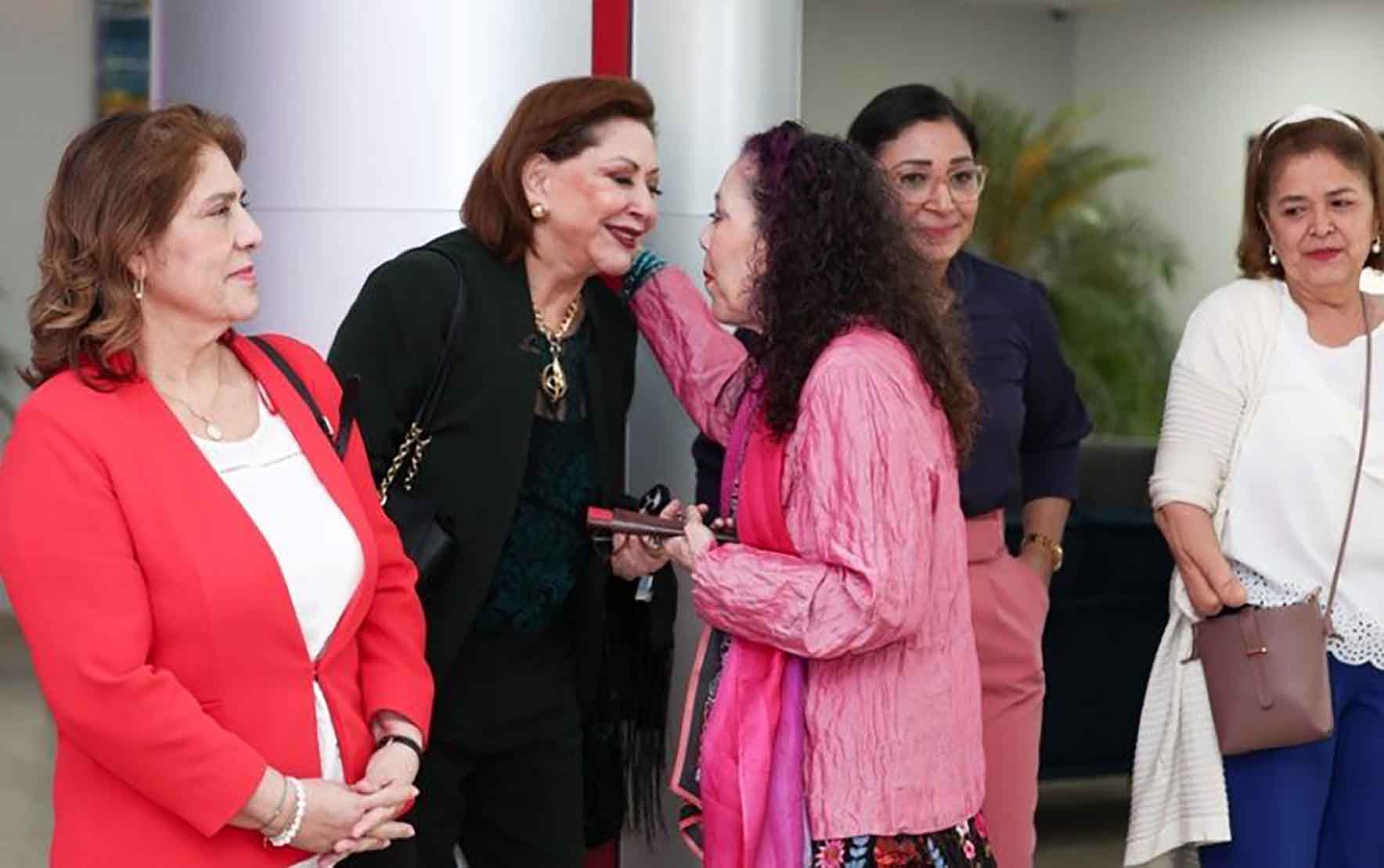 La magistrada Alba Luz Ramos (camisa negra) saluda a Rosario Murillo, con quien siempre mantuvo una relación tensa. Foto tomada de Presidencia | El 19 Digital.