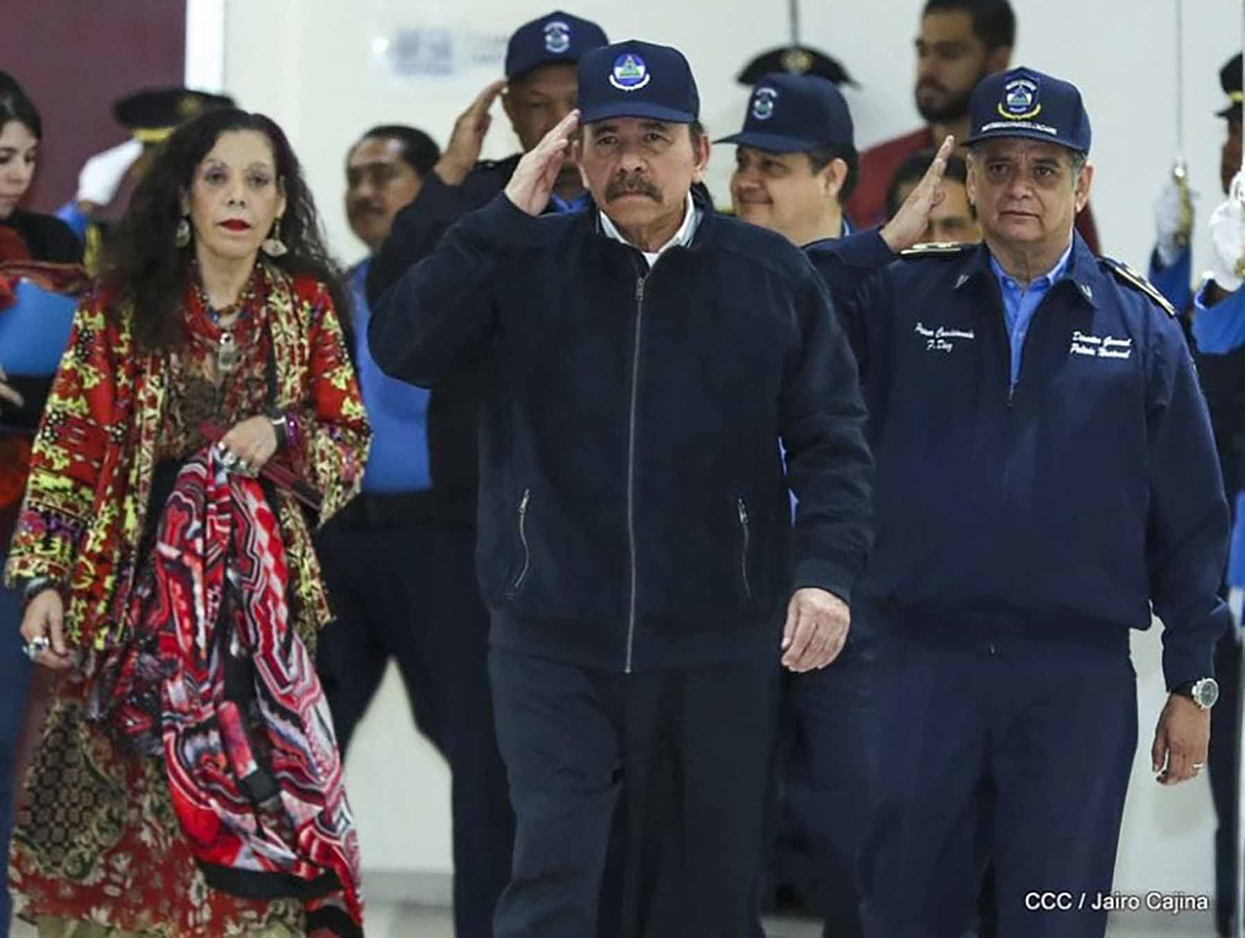 El comisionado general de la Policía Nacional, Francisco Díaz (derecha) junto a sus consuegros Rosario Murillo y Daniel Ortega. Foto tomada de Presidencia | El 19 Digital.