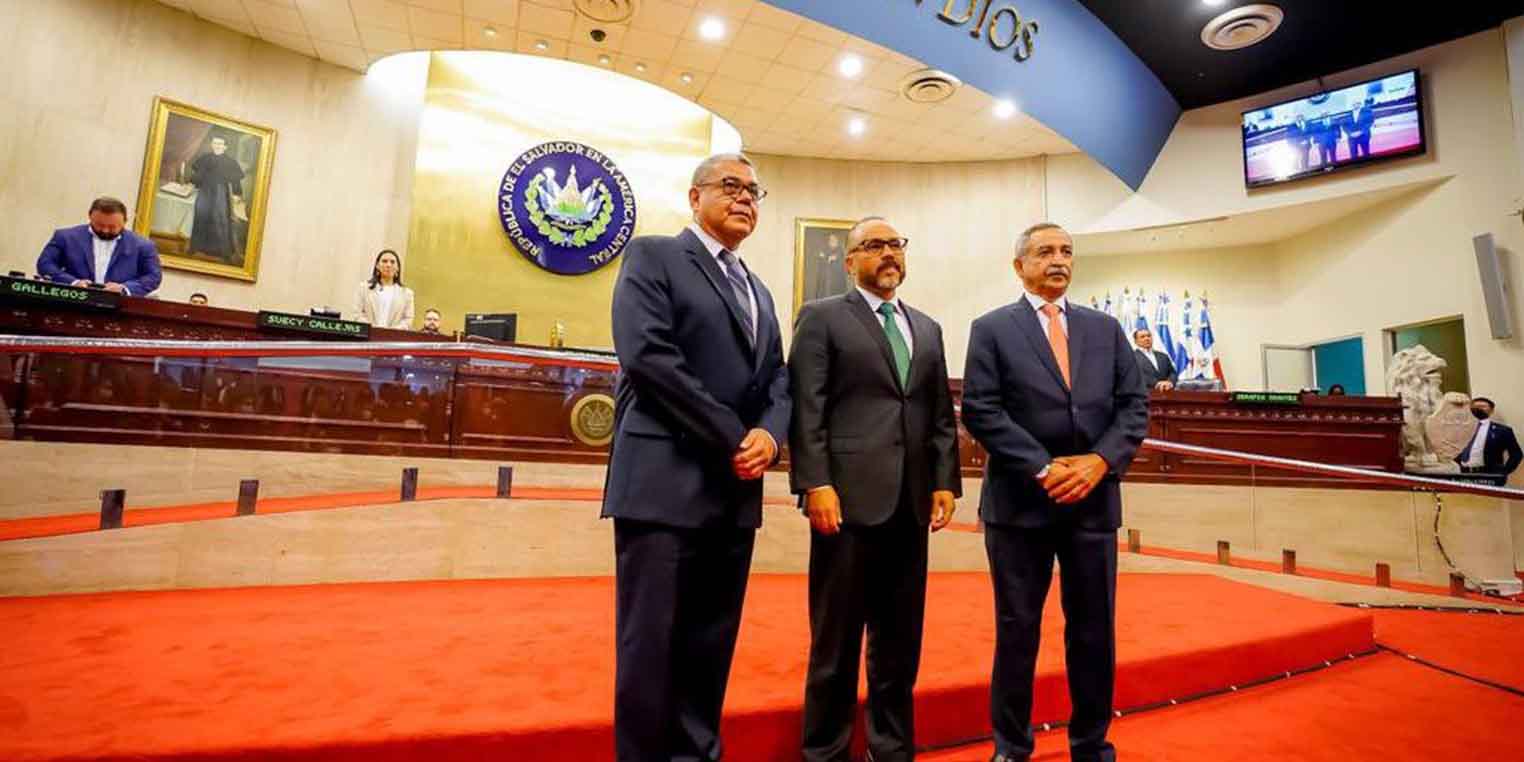 A la derecha, de corbata naranja, el actual presidente del TEG junto a Ernesto Castro, presidente de la Asamblea Legislativa, amigo y otrora socio de Nayib Bukele.