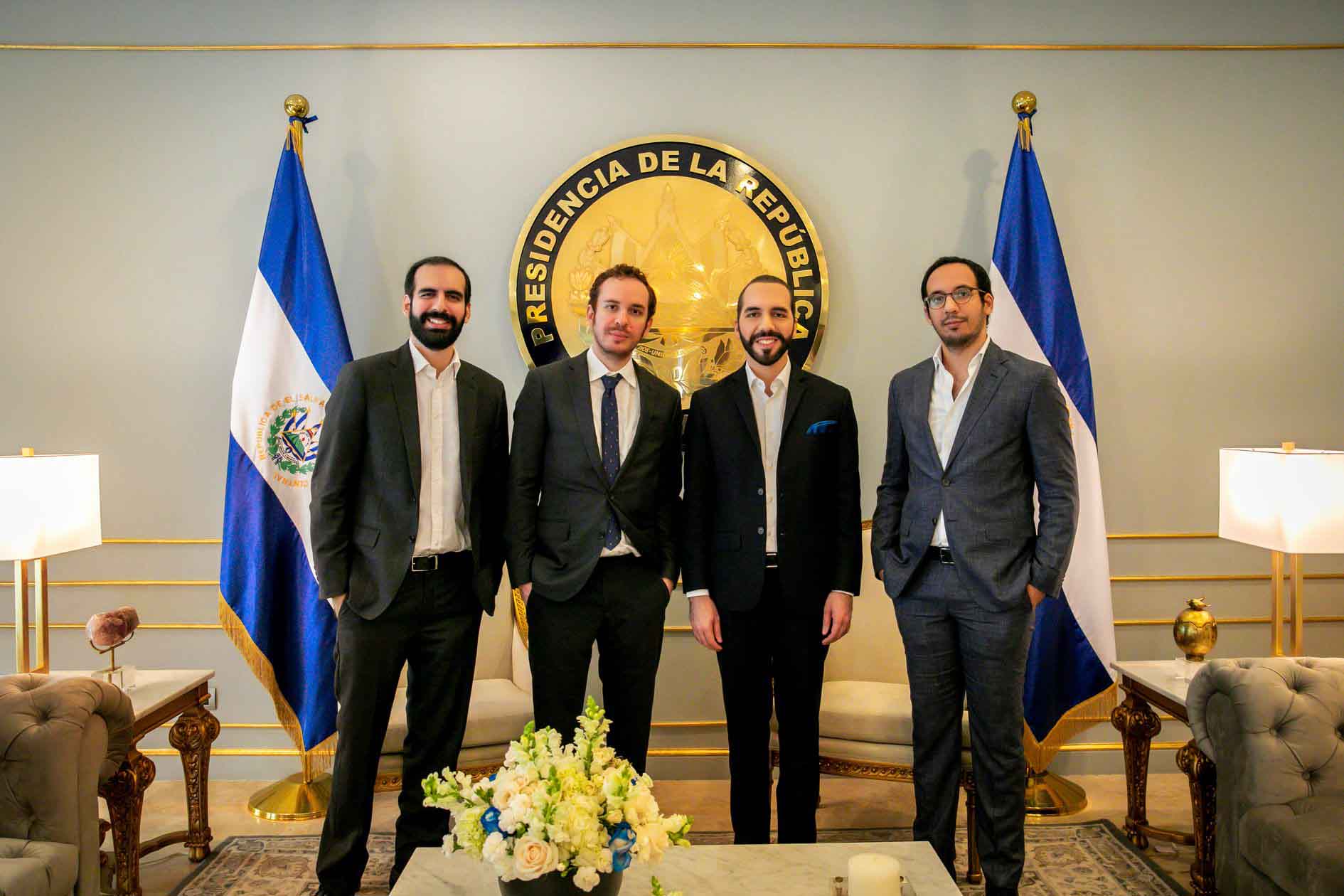 Los hermanos Bukele en Casa Presidencial. De izquierda a derecha: Karim, Yusef, Nayib e Ibrahim.Redacción Regional intentó obtener una reacción del presidente Bukele sobre el fallo a su favor, pero no hubo respuesta