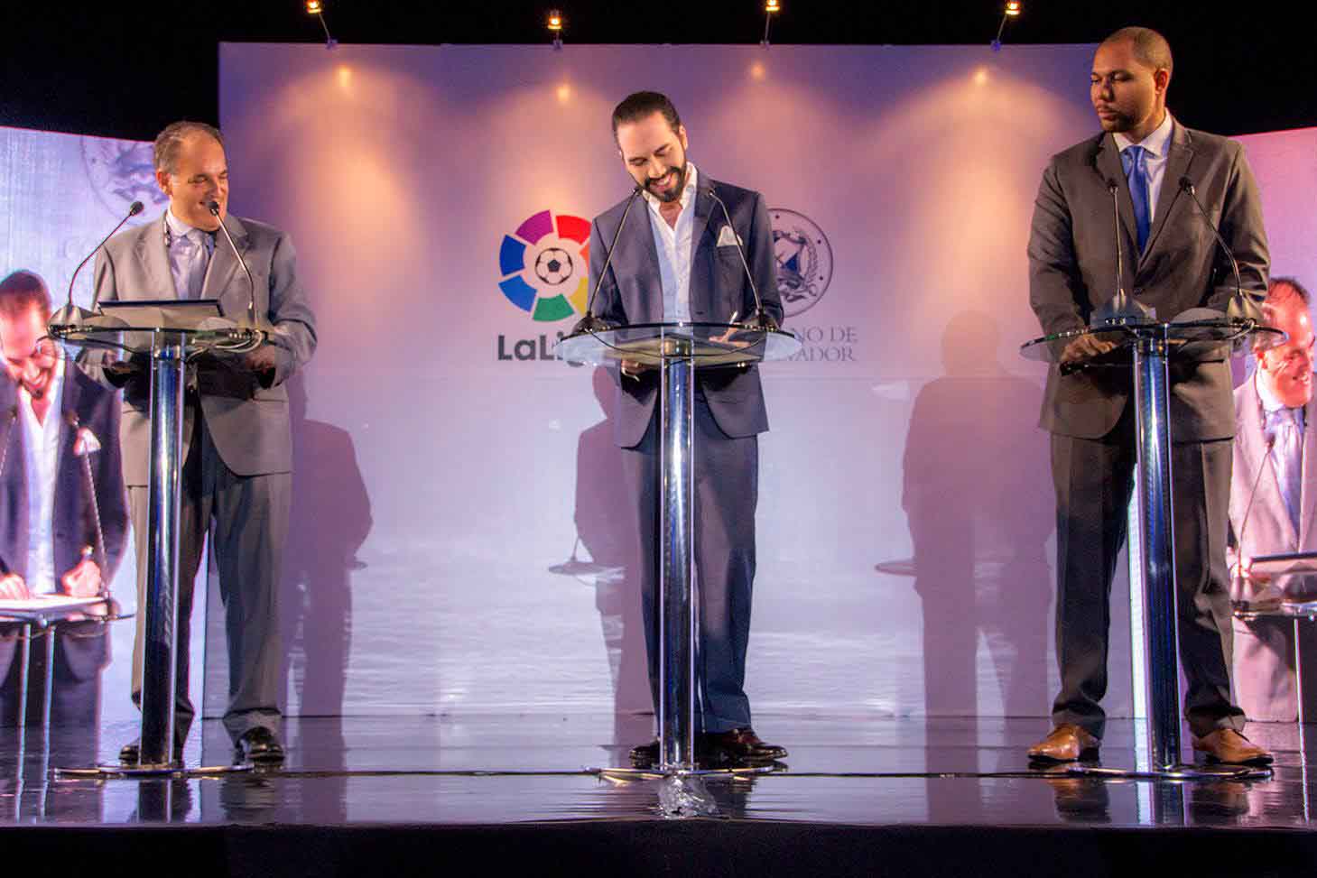 Nayib Bukele y su hermano Yamil, a la derecha, en un evento de la Alcaldía de San Salvador, el IMDER y LaLiga de España.