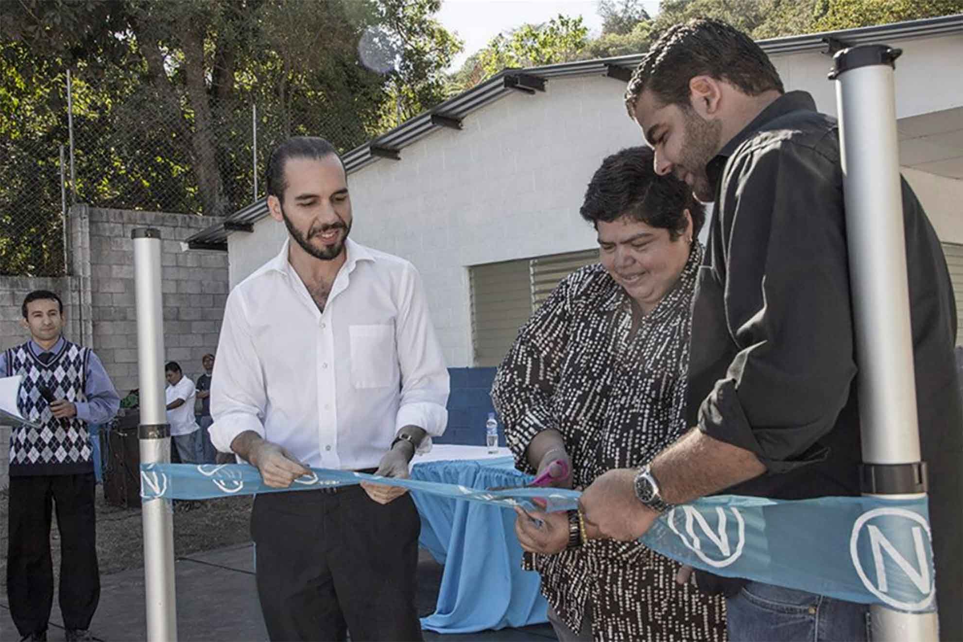 Un joven alcalde Nayib Bukele inaugurando obras en Nuevo Cuscatlán junto a su primo, Xavier. Enero de 2013