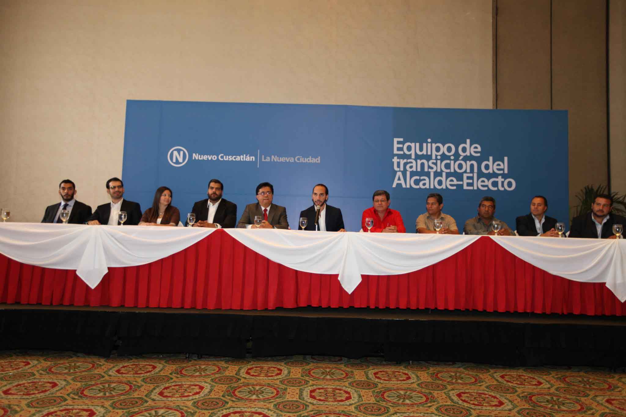 Bukele antes de asumir su primer cargo público. En la mesa, junto a dos líderes históricos y padrinos políticos del FMLN, le acompañan un hermano, tres primos y un amigo y socio.