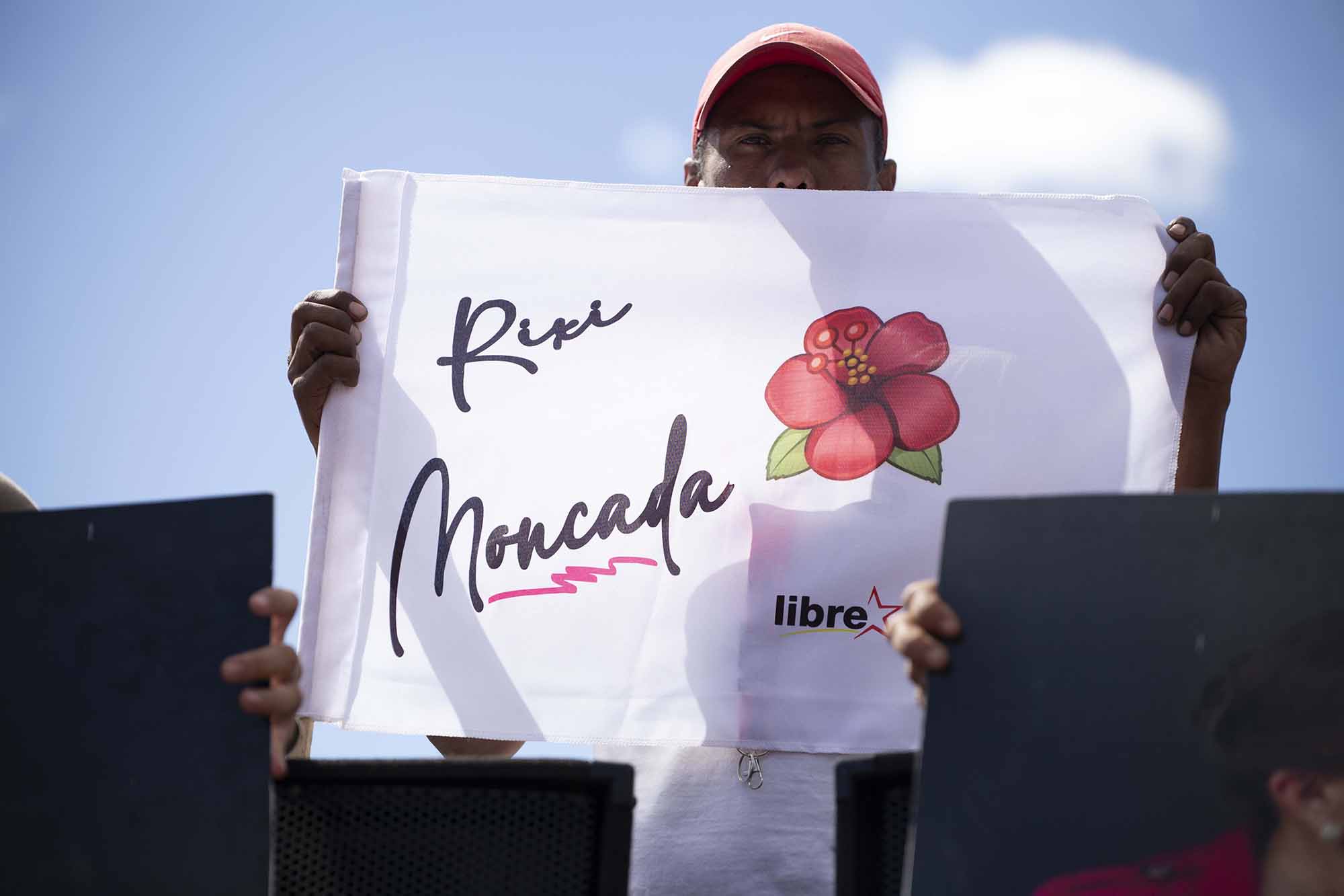 Un activista del movimiento liderado por Rixi Moncada levanta una bandera en apoyo a su candidata. Tegucigalpa, enero 2024. Foto CC/ Fernando Destephen.